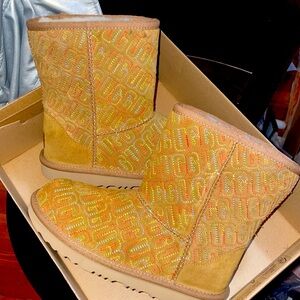 Tan Kids Ugg Classic Boots Sz 4. Brand New